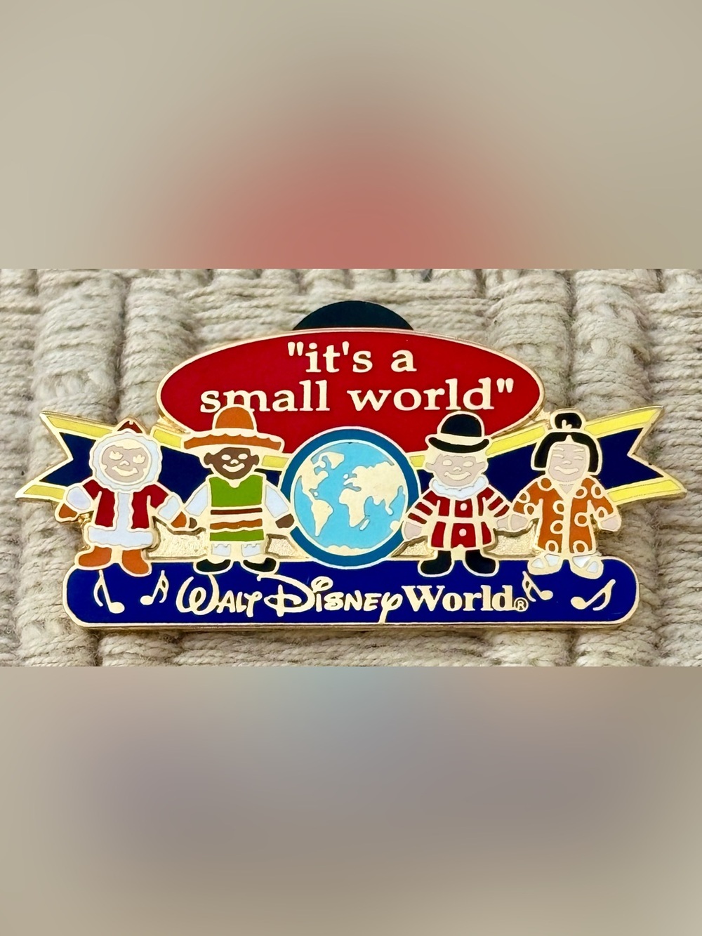 DISNEY 2000 WDW Magic Kingdom Fantasyland "it's a small world" Dolls Banner Pin